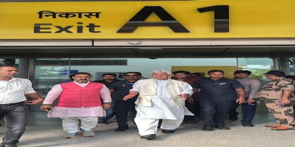 जम्मू कश्मीर के उप राज्यपाल मनोज सिन्हा पहुंचे काशी, एयरपोर्ट पर स्वागत