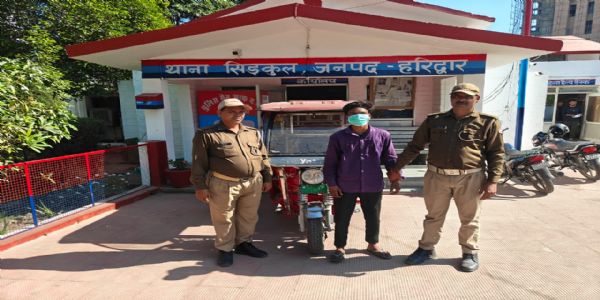 चोरी के ई-रिक्शा के साथ आरोपित गिरफ्तार