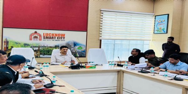 यातायात का सख्ती से पालन कराएं अधिकारी :मंडलायुक्त