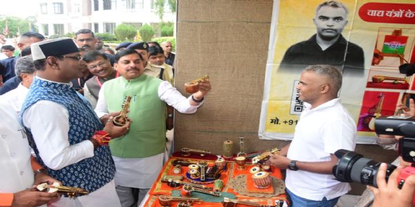 भारत पर्व 2025 : मप्र के राहुल श्रीवास बने आत्मनिर्भर भारत की जीवंत आवाज, बेकार सामग्री से बनाया वाद्य यंत्र