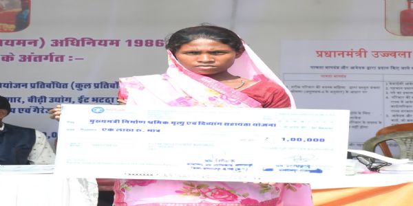 बलरामपुर : श्रमिक की मृत्यु पर परिवार को मिला आर्थिक संबल