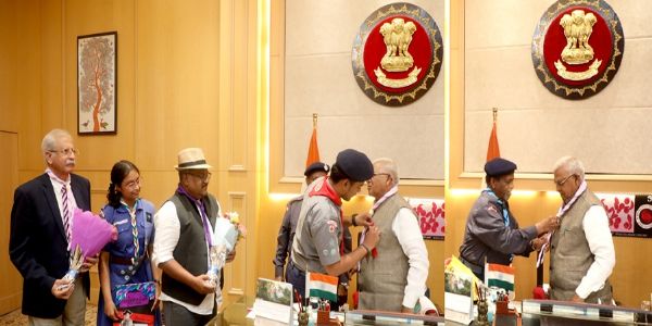 राज्यपाल पटेल को भारत स्काउट्स एवं गाइड्स का बैज और स्कार्फ पहनाया