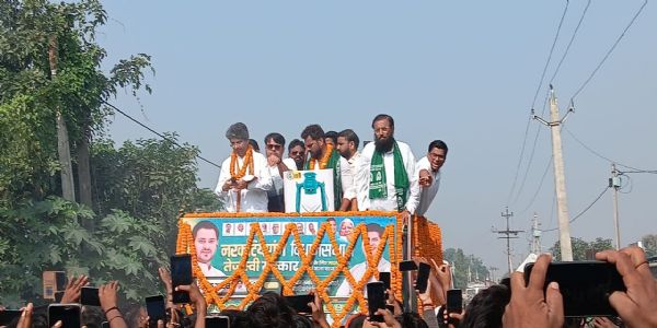 खेसारी लाल यादव के आगमन से नरकटियागंज में चुनावी तापमान चढ़ा, दिखी भारी भीड़