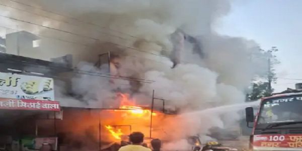 खरगोन के कसरावद में मिठाई की दुकान में लगी भीषण आग, लाखों का सामान जला