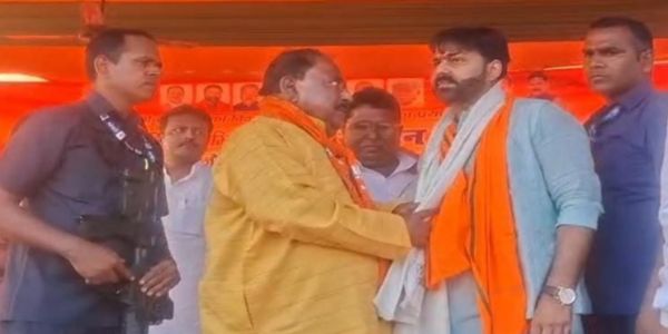 भाजपा के चुनावी सभा में पवन सिंह को देखने उमड़ी भीड़