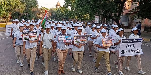 भारत माता की जयघोष और वन्दे मातरम के नारों के बीच प्रभात फेरी : अनेक ने निभाई भागीदारी