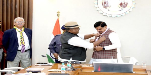 मप्रः मुख्यमंत्री से मिले स्काउट्स एवं गाइड्स के पदाधिकारी, बैज-स्कार्फ से किया स्वागत
