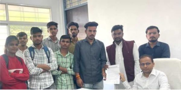 राजगढ़ः छात्रों की समस्याओं को लेकर अभाविप ने एसडीएम को सौंपा ज्ञापन