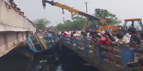 पुल की रेलिंग तोड़कर जलाशय में गिरी यात्रियों से भरी बस, 40 घायल