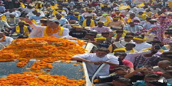 प्रशांत किशोर ने नवादा में डॉ अनुज के पक्ष में रोड शो कर मांगे वोट,कहा बनेगा नया बिहार