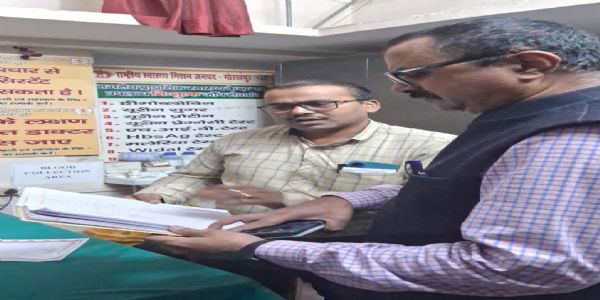 सीएचसी पहुंच सीएमओ ने लिया एम्बुलेंसाें का जायजा, लाभार्थियों से लिया फीडबैक