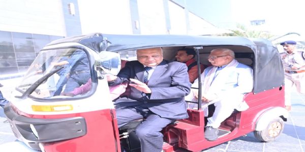 केंद्रीय मंत्री मनोहर लाल ने रेट्रोफिटेड विद्युत ऑटो की सवारी करके दिया पर्यावरण संरक्षण का संदेश