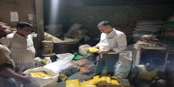 बिना निर्माण तिथि का 1 हजार 320 किलो बेसन व नमकीन सीज