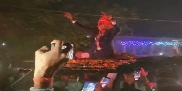 विश्व विजेता महिला क्रिकेट टीम की सदस्य क्रांति गौड़ लौटीं अपने घर, छतरपुर में जश्न