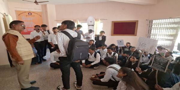 उज्जैनः सम्राट विक्रमादित्य विवि के विधि विभाग के विद्यार्थियों ने किया प्रदर्शन