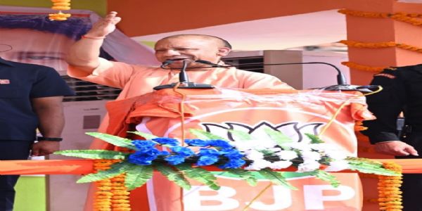 योगी पश्चिम चंपारण में सभा को संबोधित करते योगी पश्चिम चंपारण में सभा को संबोधित करते