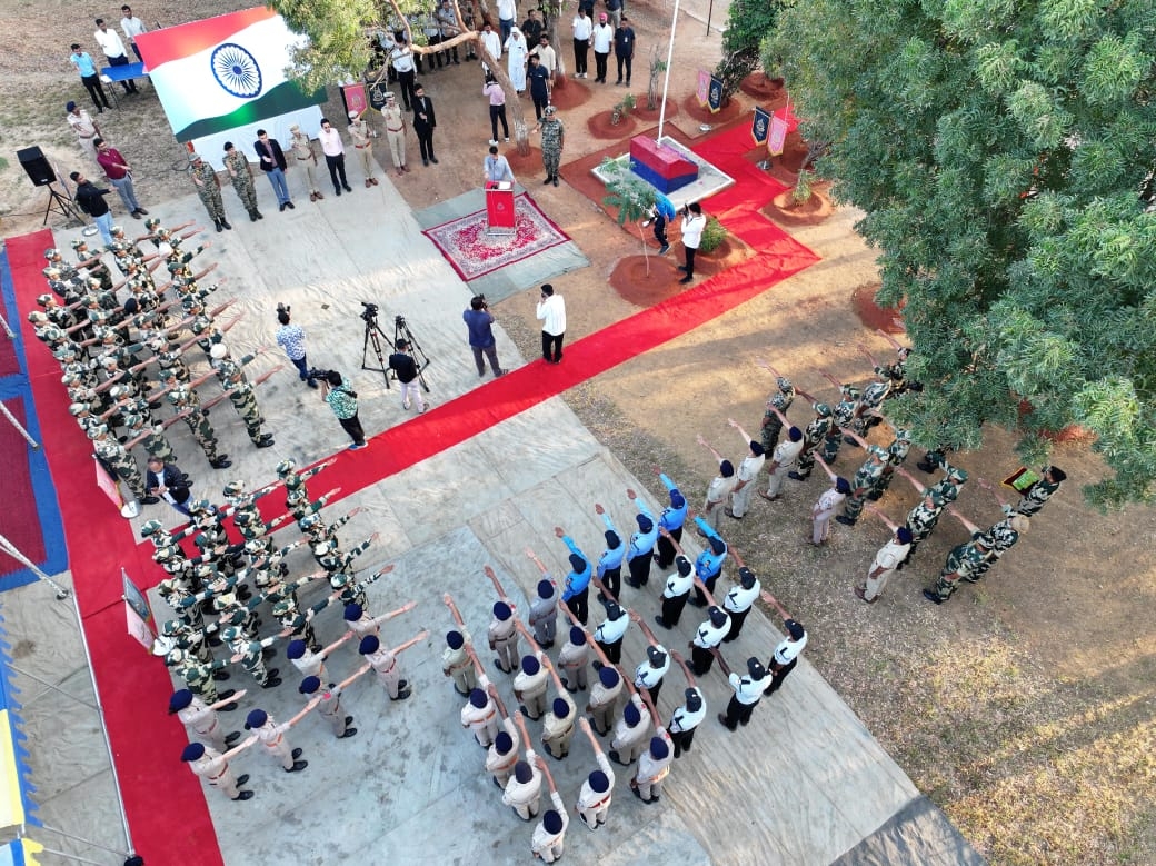 નાયબ મુખ્યમંત્રી હર્ષ સંઘવીએ સરહદી ગામ મોટી છેરમાં જવાનો સાથે રાષ્ટ્રગીતનું સમૂહગાન કર્યું નાયબ મુખ્યમંત્રી હર્ષ સંઘવીએ સરહદી ગામ મોટી છેરમાં જવાનો સાથે રાષ્ટ્રગીતનું સમૂહગાન કર્યું