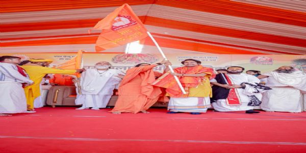 दिल्ली के छतरपुर स्थित कात्यायनी शक्ति पीठ  से शुक्रवार को सनातन हिंदू एकता पदयात्रा 2025 झंडी दिखाते बागेश्वर धाम पीठाधीश्वर धीरेंद्र कृष्ण शास्त्री