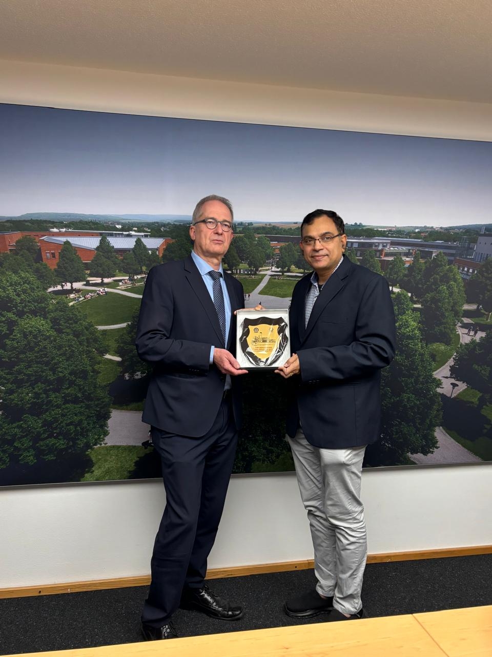 आईआईटी खड़गपुर और बायरॉयथ विश्वविद्यालय के बीच नवाचार के लिए भारत-जर्मन उत्कृष्टता केंद्र की स्थापना हेतु ऐतिहासिक समझौता आईआईटी खड़गपुर और बायरॉयथ विश्वविद्यालय के बीच नवाचार के लिए भारत-जर्मन उत्कृष्टता केंद्र की स्थापना हेतु ऐतिहासिक समझौता