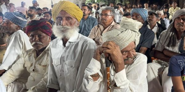 કચ્છના કપુરાશીમાં નાયબ મુખ્યમંત્રી હર્ષ સંઘવીની ખાટલા સભા, સરહદી ગામોના રાષ્ટ્રપ્રેમને બિરદાવ્યો કચ્છના કપુરાશીમાં નાયબ મુખ્યમંત્રી હર્ષ સંઘવીની ખાટલા સભા, સરહદી ગામોના રાષ્ટ્રપ્રેમને બિરદાવ્યો