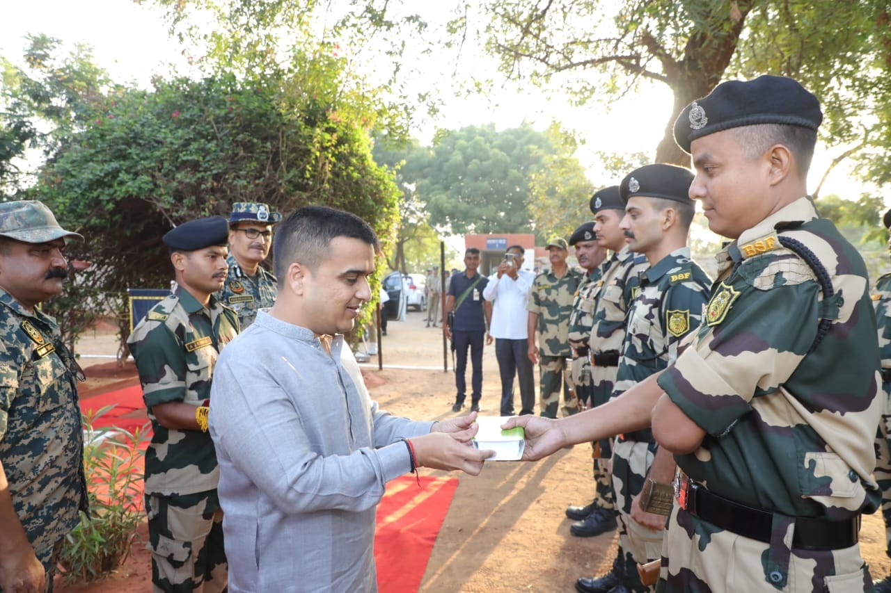 નાયબ મુખ્યમંત્રી હર્ષ સંઘવીએ સરહદી ગામ મોટી છેરમાં જવાનો સાથે રાષ્ટ્રગીતનું સમૂહગાન કર્યું નાયબ મુખ્યમંત્રી હર્ષ સંઘવીએ સરહદી ગામ મોટી છેરમાં જવાનો સાથે રાષ્ટ્રગીતનું સમૂહગાન કર્યું