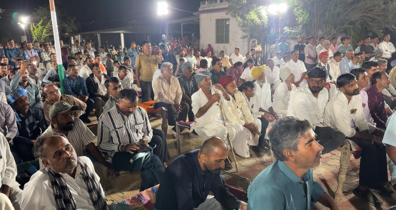 કચ્છના કપુરાશીમાં નાયબ મુખ્યમંત્રી હર્ષ સંઘવીની ખાટલા સભા, સરહદી ગામોના રાષ્ટ્રપ્રેમને બિરદાવ્યો કચ્છના કપુરાશીમાં નાયબ મુખ્યમંત્રી હર્ષ સંઘવીની ખાટલા સભા, સરહદી ગામોના રાષ્ટ્રપ્રેમને બિરદાવ્યો