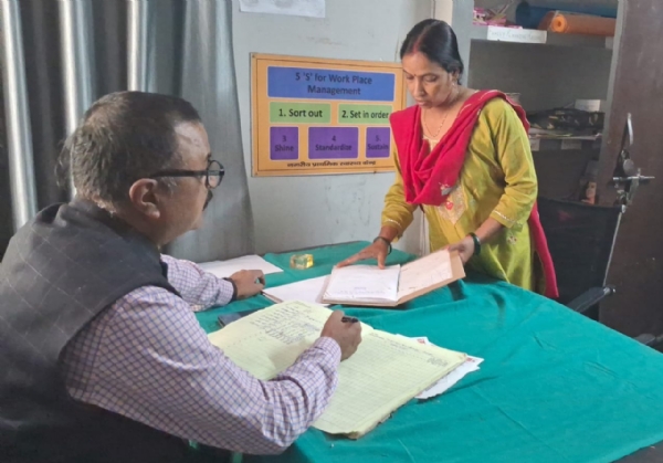 एम्बुलेंस में उपलब्ध दवाओं, सुविधाओं और रिकॉर्ड आदि की जांच की