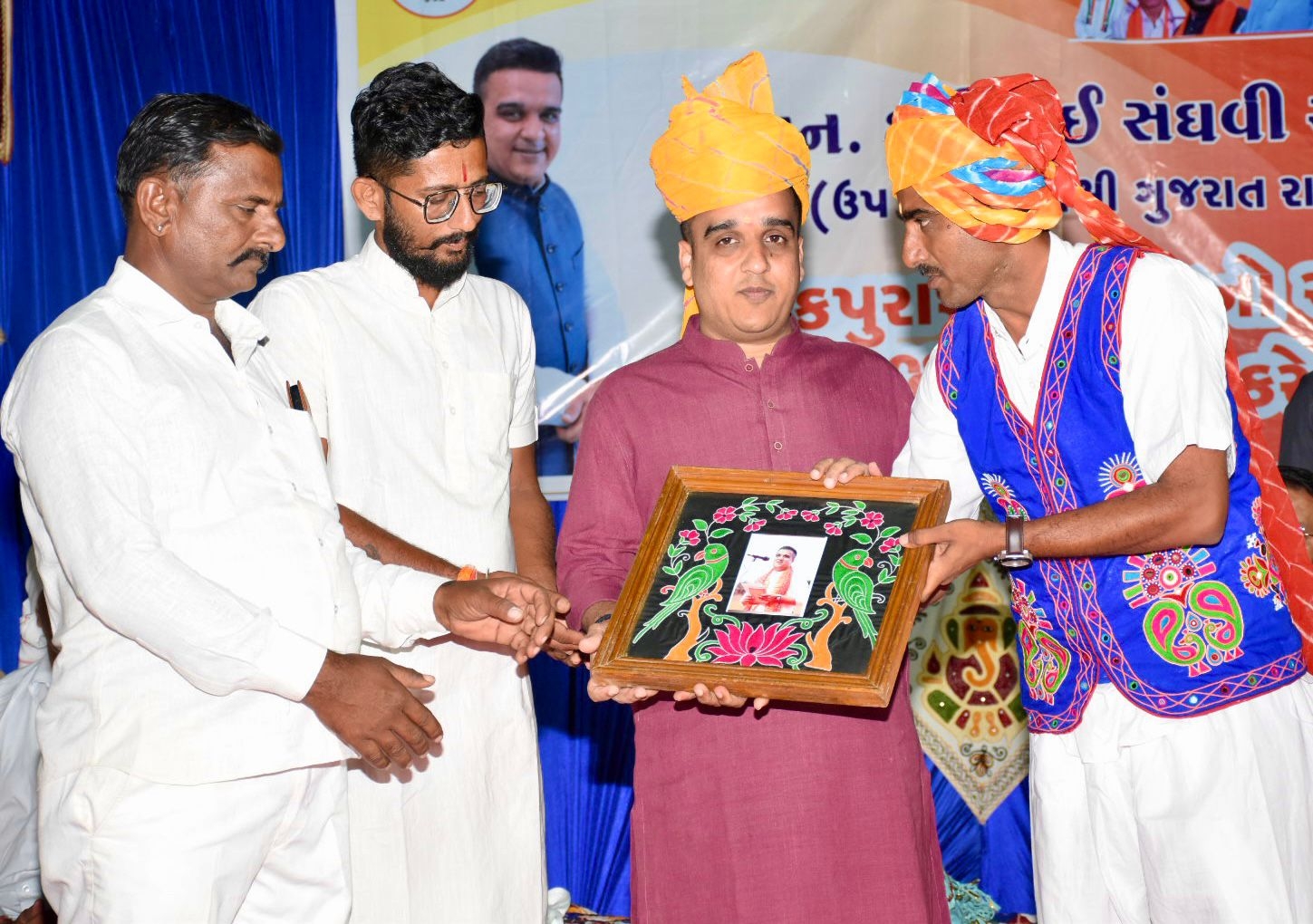 કચ્છના કપુરાશીમાં નાયબ મુખ્યમંત્રી હર્ષ સંઘવીની ખાટલા સભા, સરહદી ગામોના રાષ્ટ્રપ્રેમને બિરદાવ્યો કચ્છના કપુરાશીમાં નાયબ મુખ્યમંત્રી હર્ષ સંઘવીની ખાટલા સભા, સરહદી ગામોના રાષ્ટ્રપ્રેમને બિરદાવ્યો