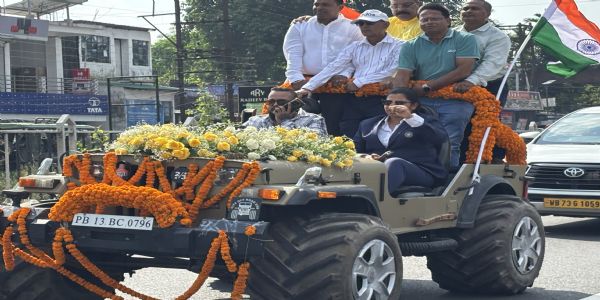 विशेष गाड़ी से बागडोगरा एयरपोर्ट से सिलीगुड़ी जाती ऋचा घोष विशेष गाड़ी से बागडोगरा एयरपोर्ट से सिलीगुड़ी जाती ऋचा घोष