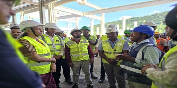 टाटा समूह के सेमीकंडक्टर संयंत्र का दौरा करते वित्त मंत्री सीतारमण टाटा समूह के सेमीकंडक्टर संयंत्र का दौरा करते वित्त मंत्री सीतारमण