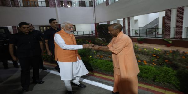 प्रधानमंत्री का स्वागत करते मुख्यमंत्री और जिला प्रशासन के अफसर प्रधानमंत्री का स्वागत करते मुख्यमंत्री और जिला प्रशासन के अफसर