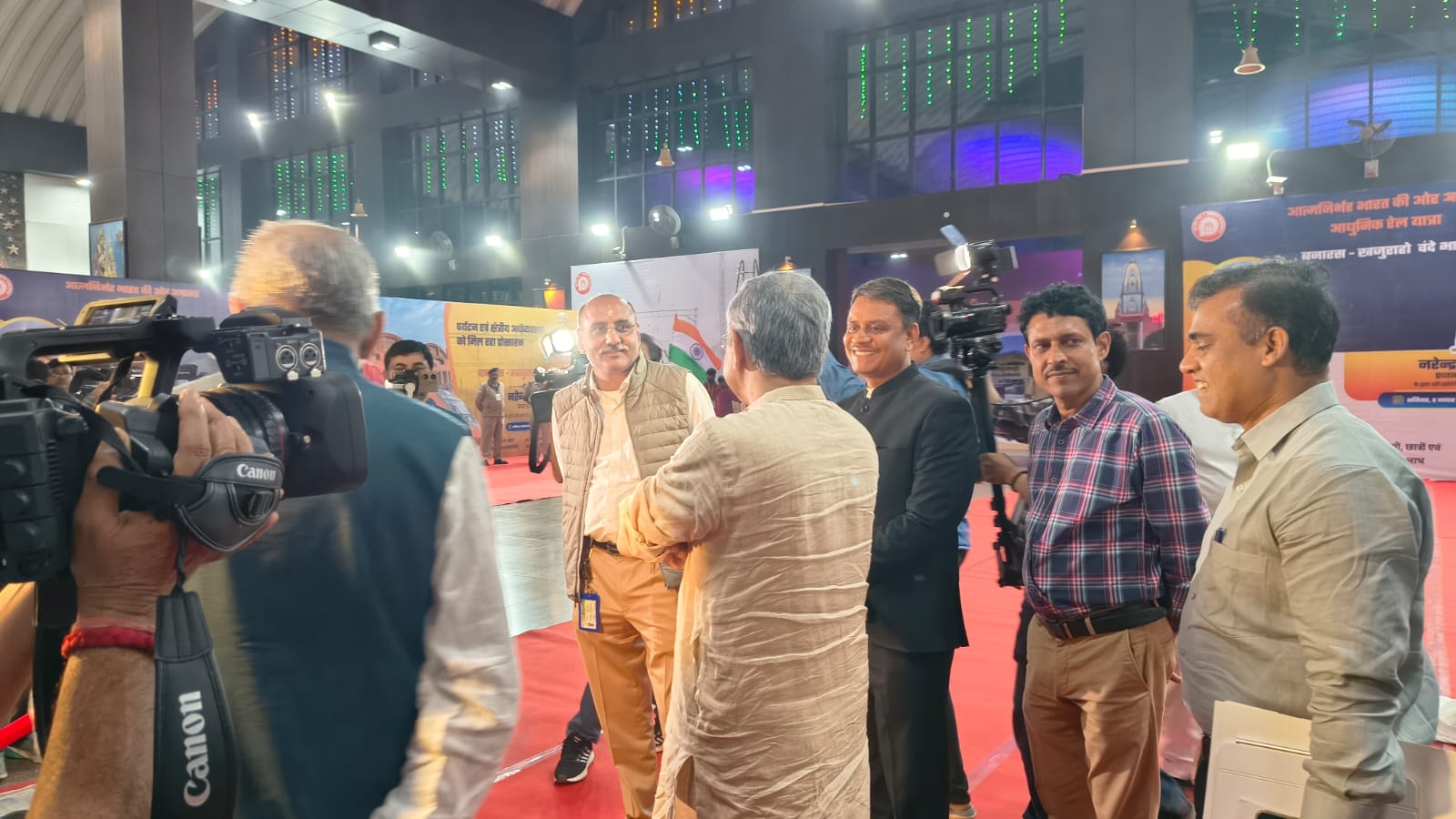 बनारस रेलवे स्टेशन पर रेलमंत्री अश्विनी वैष्णव