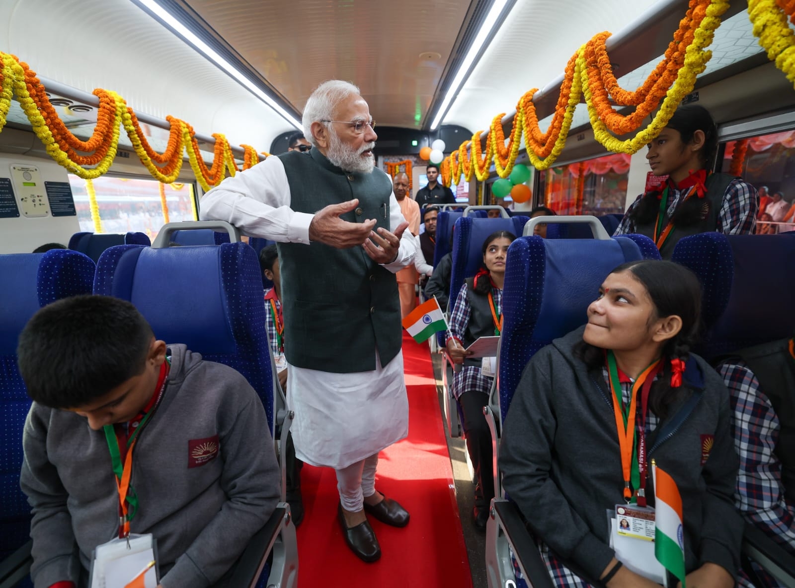 वंदे भारत में सवार बच्चों से बातचीत करते प्रधानमंत्री मोदी वंदे भारत में सवार बच्चों से बातचीत करते प्रधानमंत्री मोदी