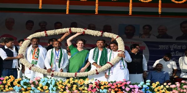 सभा में प्रियंका गांधी एवं अन्य उम्मीदवार