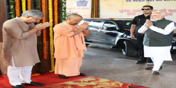 प्रधानमंत्री नरेन्द्र मोदी का वाराणसी रेलवे स्टेशन पहुंचने पर मुख्यमंत्री योगी आदित्यनाथ और रेलमंत्री अश्विनी वैष्णव विनम्र स्वागत करते हुए। फोटो - उत्तर प्रदेश सूचना विभाग