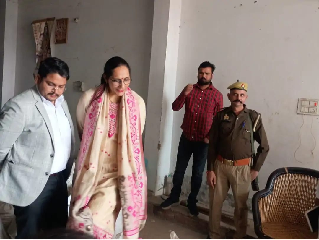 एसडीएम व तहसीलदार कार्यावाही के दौरान