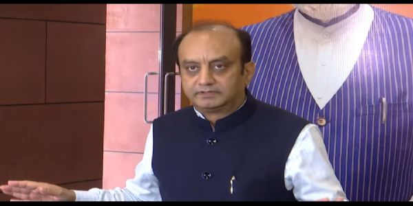 डॉ सुधांशु त्रिवेदी मीडिया से बात करते हुए