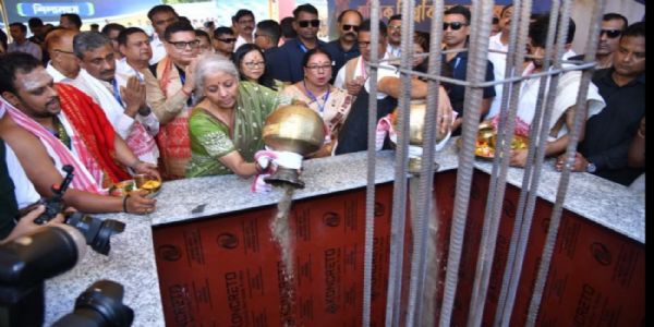 असम के बिश्वनाथ जिले में पहले तकनीकी और व्यावसायिक विश्वविद्यालय की आधारशिला रखते हुए केंद्रीय वित्त मंत्री निर्मला सीतारमण। असम के बिश्वनाथ जिले में पहले तकनीकी और व्यावसायिक विश्वविद्यालय की आधारशिला रखते हुए केंद्रीय वित्त मंत्री निर्मला सीतारमण।