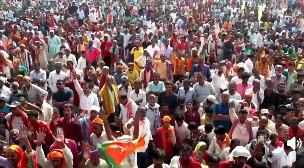 कार्यक्रम में भीड़