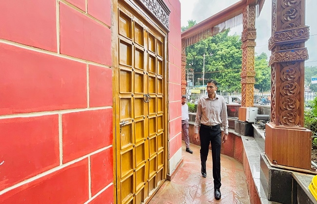 देहरादून घंटाघर पर जिलाधिकारी सविन बसंल। देहरादून घंटाघर पर जिलाधिकारी सविन बसंल।