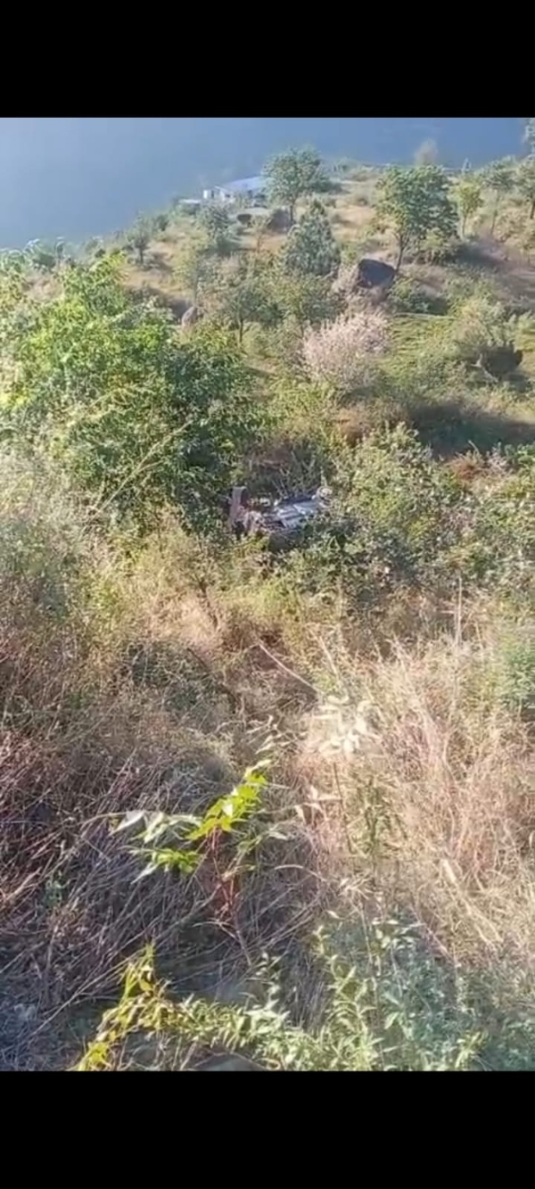 खाई में गिरी बोलेरो खाई में गिरी बोलेरो