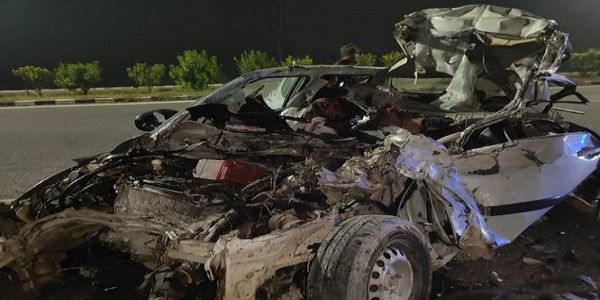 कैंटर में घुसी कार, चार युवकों की मौत, एक की आज थी शादी