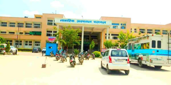 पलवल अस्पताल में हथियारबंद तीमारदारों का हंगामा,डॉक्टरों को जान से मारने की धमकी