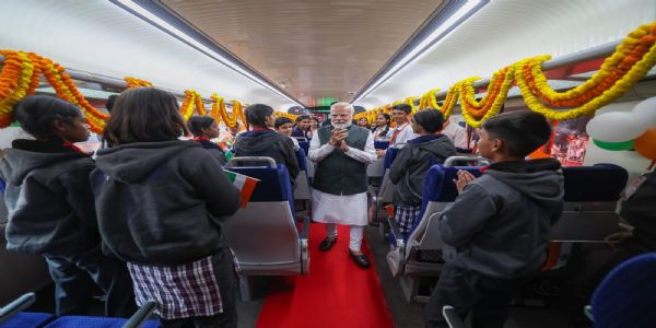 मोदी सर का बालसुलभ अंदाज और अभिभावकपन स्कूली छात्रों को भाया