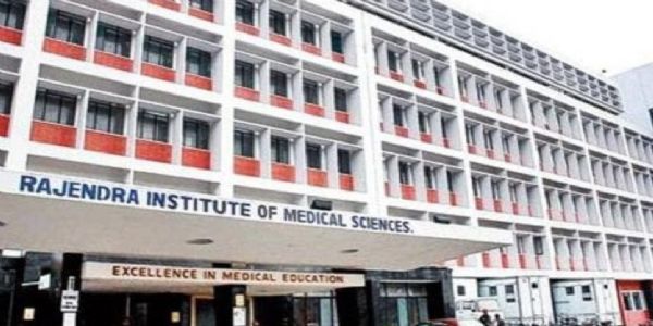 रिम्स की चौथी मंजिल से युवक ने लगाई छलांग, हालत गंभीर