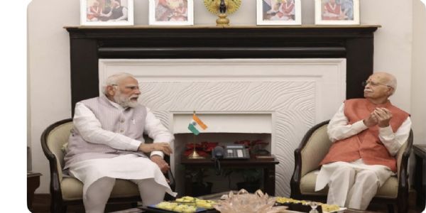 प्रधानमंत्री मोदी लालकृष्ण आडवाणी के घर पहुंचे, दी जन्मदिन की शुभकामनाएं