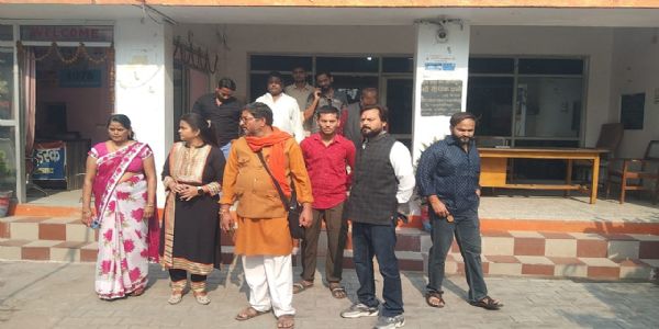 कार्यकर्ता की पिटाई के विरोध में बजरंग दल ने कोतवाली का किया घेराव