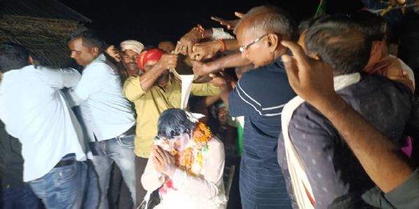 नरपतगंज के मानिकपुर में समर्थकों ने राजद प्रत्याशी को दूध से नहलाया