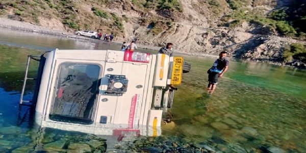 आपदा में टूटे पुल का विकल्प न मिलने से खड्ड से होकर आ रही टैक्सी सवारियां सहित पलटी