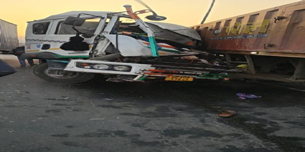 खड़े ट्रक से जा टकराया कंटेनर, दो की मौत व चालक घायल